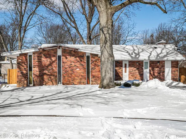 19810 Northbrook Dr, Southfield, MI 48076