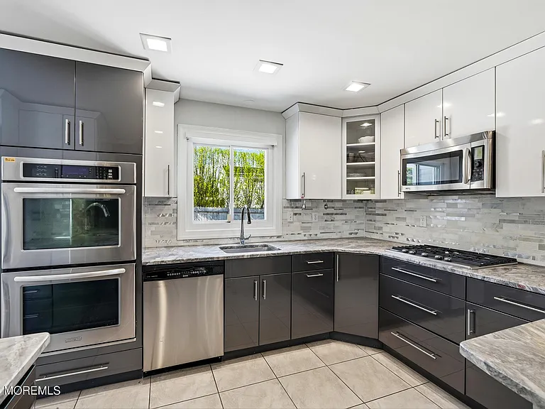 970 Van Court Ave — Photo 14