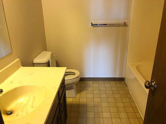 3rd image of 1143 Hampton Ln #1143