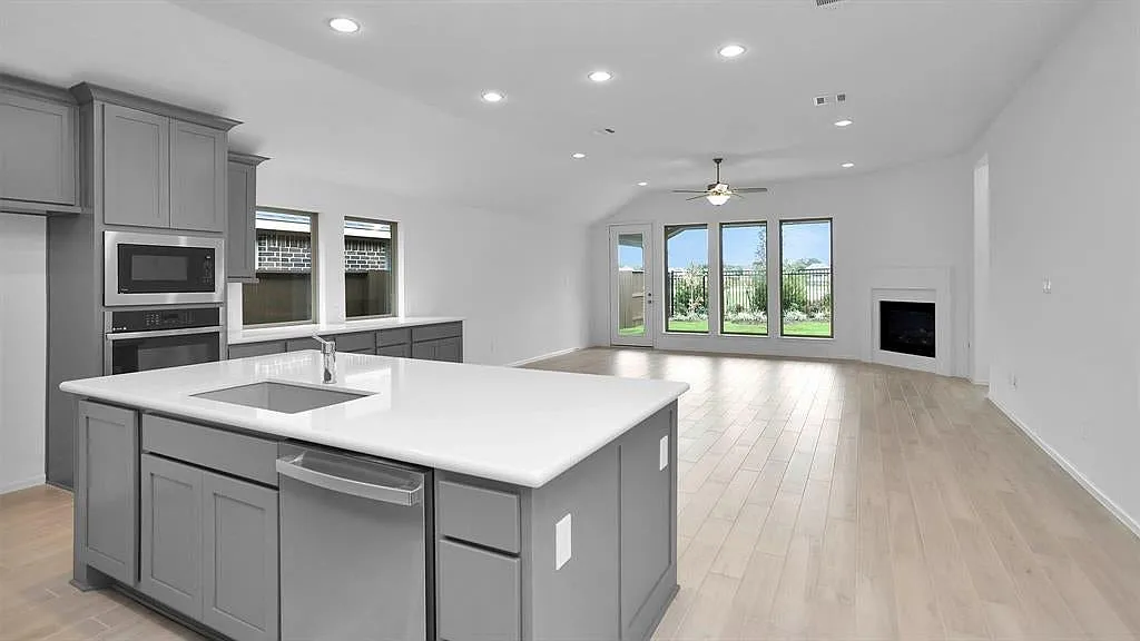 4 bed, 2504 sqft, $3,300 — Photo 4