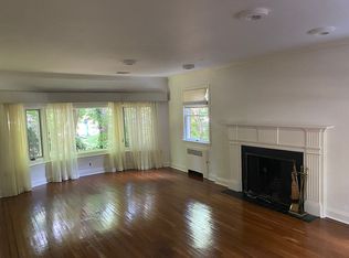 7A Woodland Pl, Great Neck, NY 11021