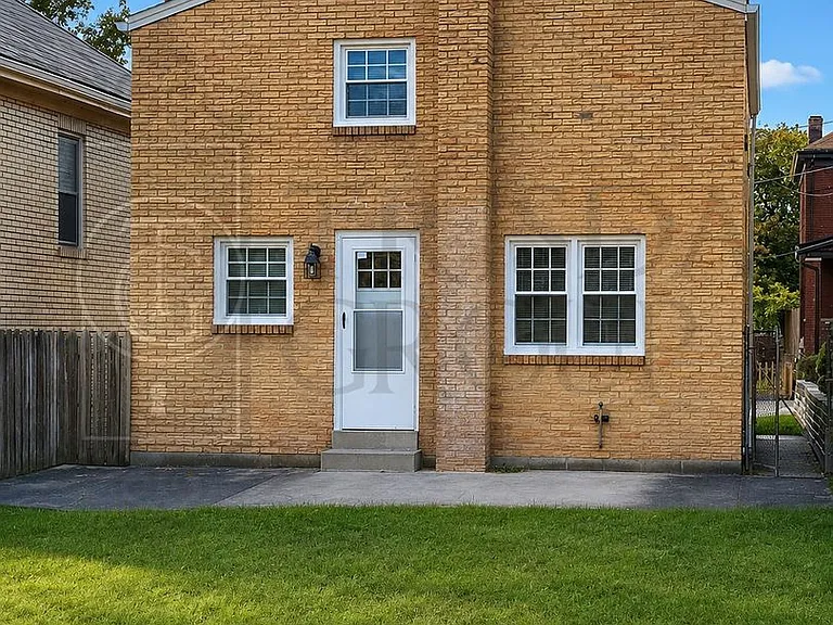 2361 Bensonia Ave — Photo 2