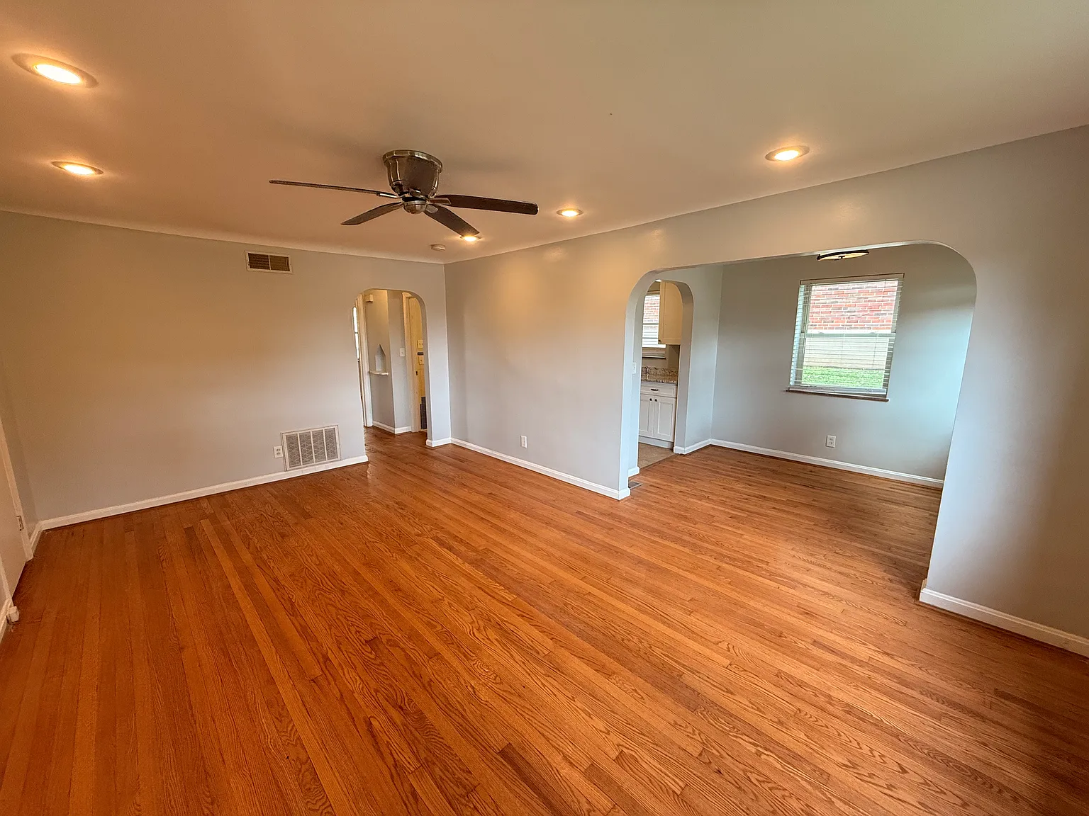 2 bed, 921 sqft, $1,350 — Photo 2