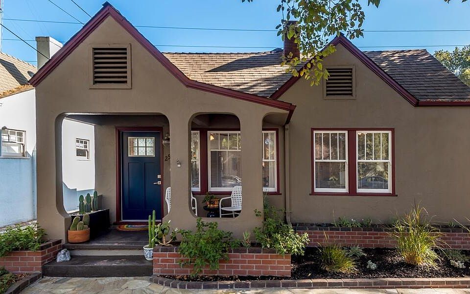 2nd image of 2551 Freeport Blvd