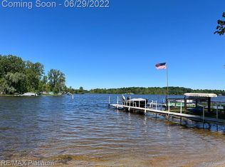 11476 Patterson Lake Dr, Pinckney, MI