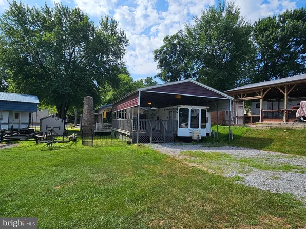 8 Cindy Ave, Falling Waters, WV 25419