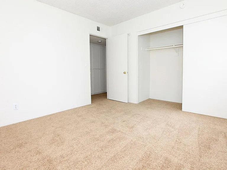 Carlyle Square Apartment Homes — Photo 30
