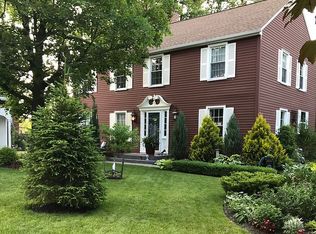 27 Thomas Jefferson Ln, Amherst, NY