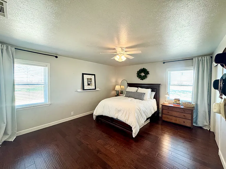 880 Estelle Ln — Photo 6