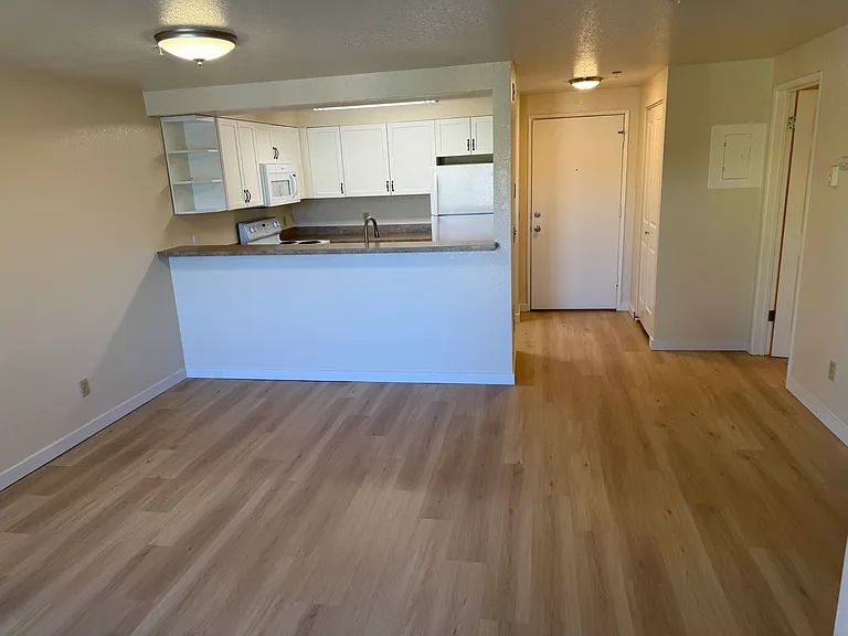 Portage Bay Apartments — Photo 9