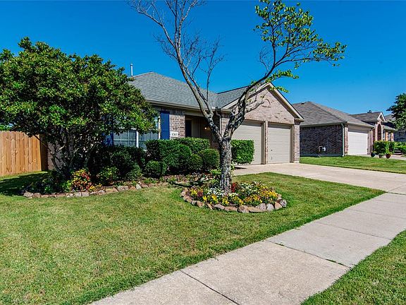 3rd image of 1305 Periwinkle Dr