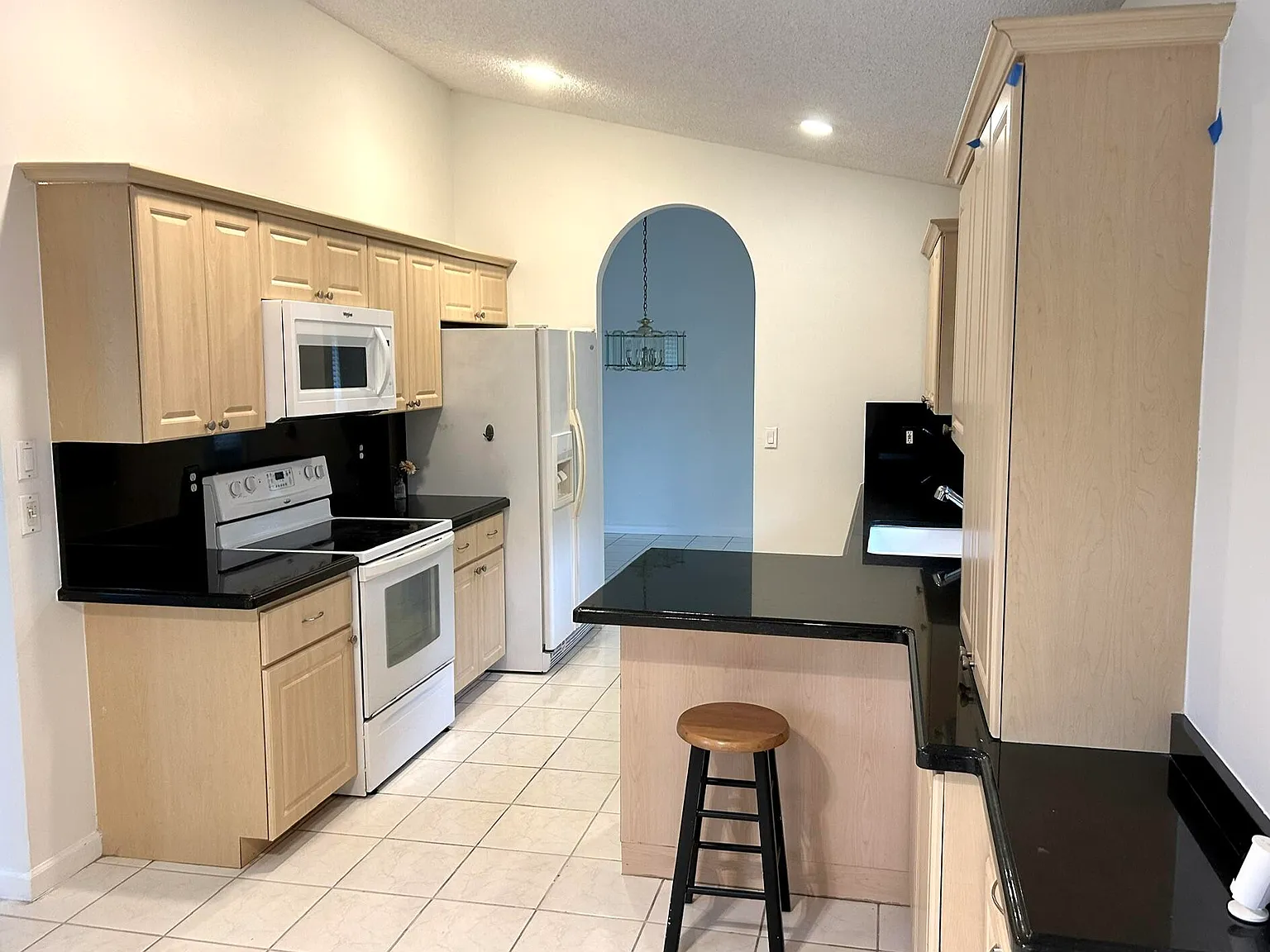3 bed, 2.0 bath, 1682 sqft, $3,995 — Photo 3