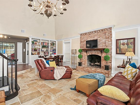 4th image of 1031 Villa Court Dr