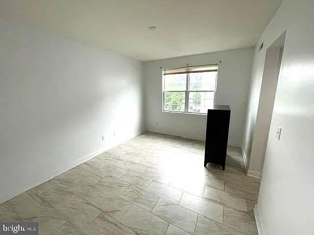 3 bed, 3.0 bath, 2142 sqft, $3,000 — Photo 4