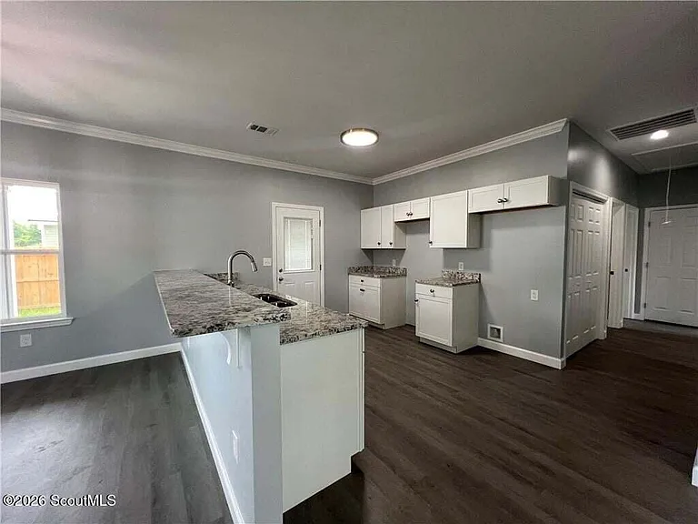 909 E 3rd St — Photo 9