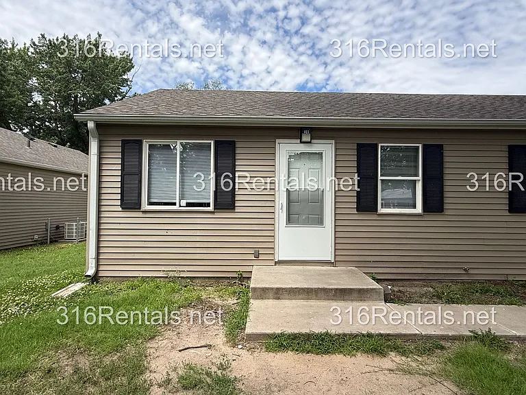 $595 - Available NOW! Beautiful 1 bedroom/ 1 bathroom Duplex — Photo 2