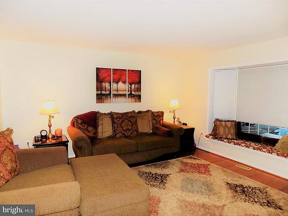 4th image of 7512 Amesbury Ct