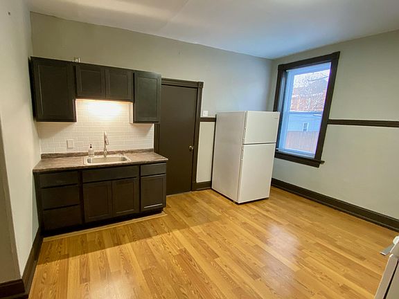 3rd image of 2925 Victor St #1