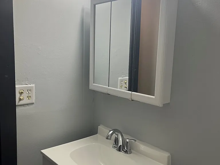 208 Logan St — Photo 5