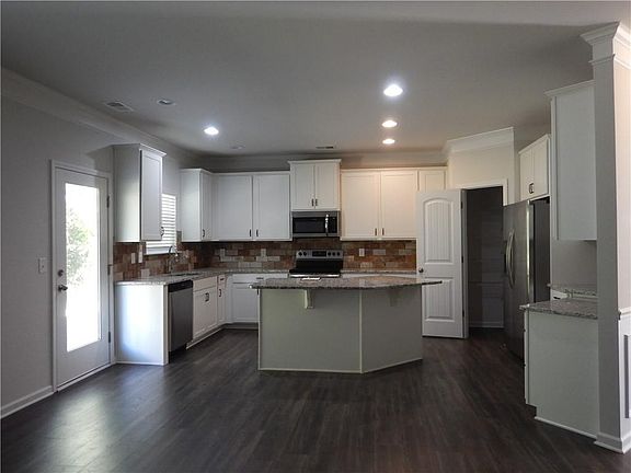 5th image of 720 Country Ridge Dr