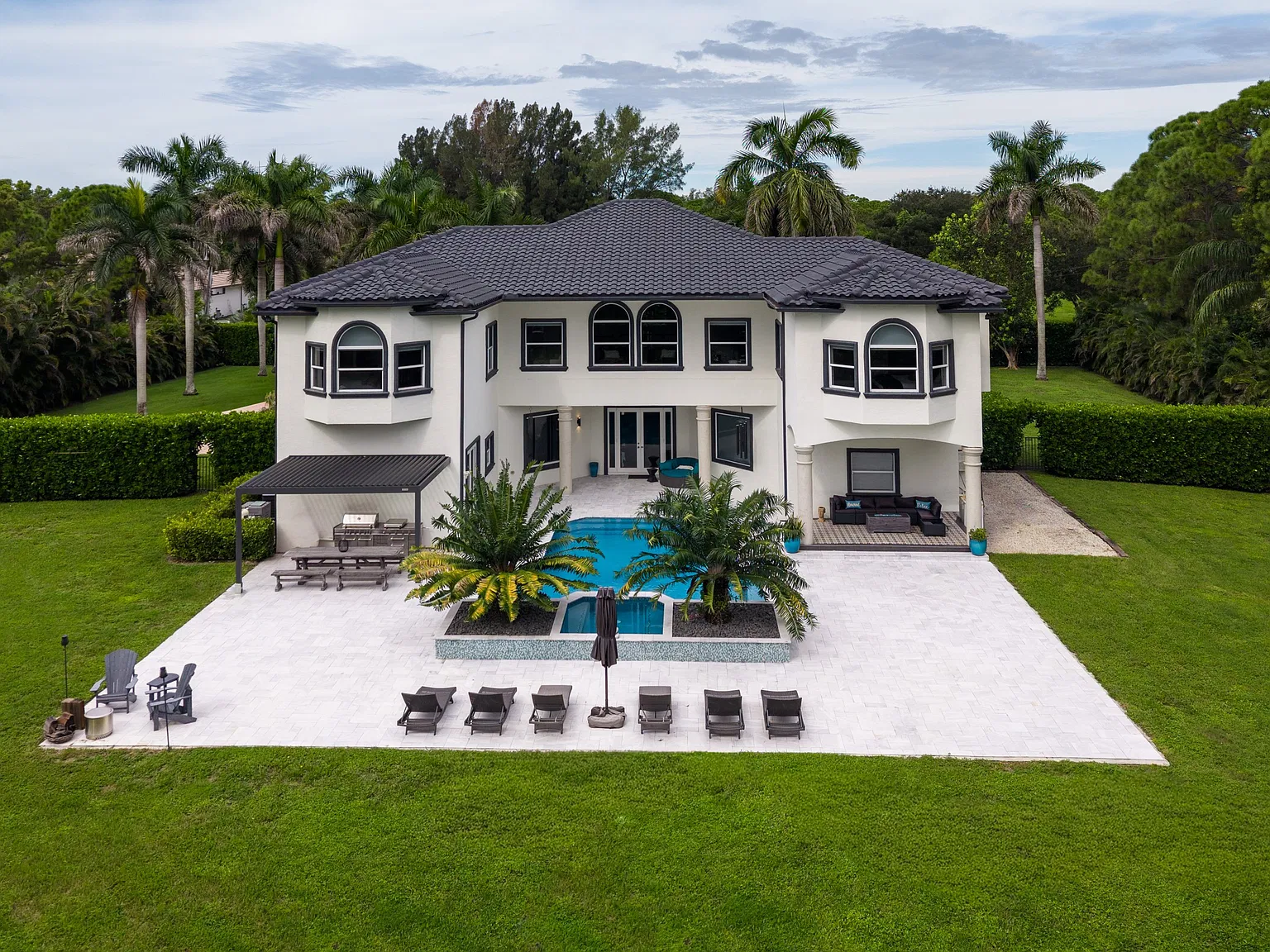 5 bed, 5.5 bath, 6162 sqft, $15,000 — Photo 1