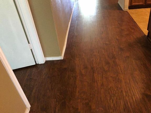 5th image of 902 Oakcrest Dr