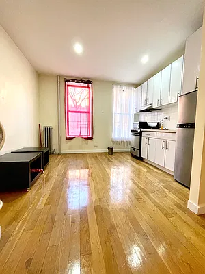 Rented by Safdie Realty Group | media 6