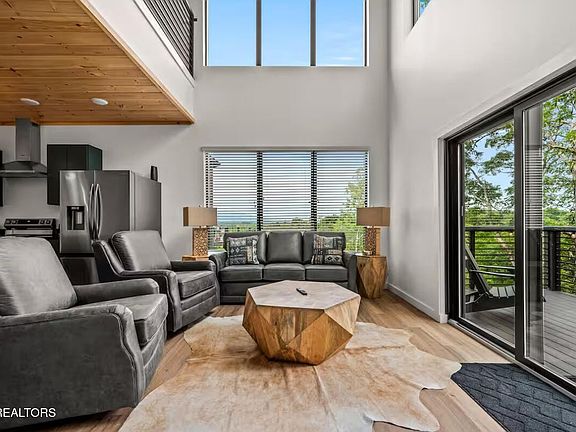 4th image of 422 Compass Point Way