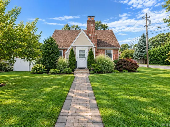 49 Seafield Lane, Bay Shore, NY 11706