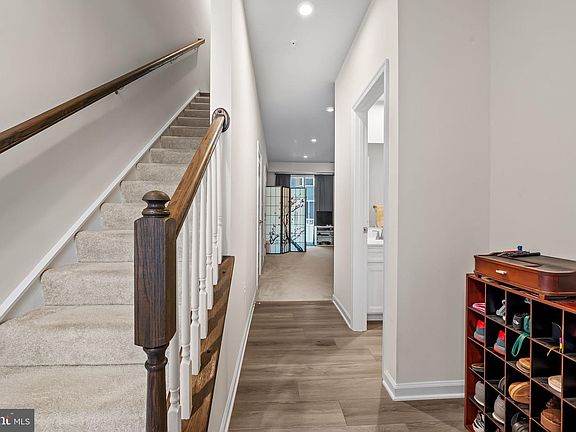 5th image of 170 Woodgate Cir