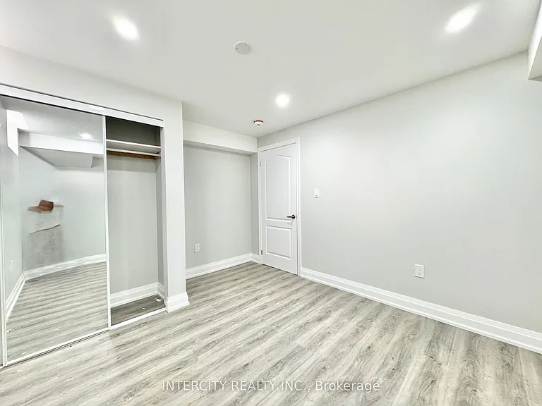 299 Fleetwood Dr — Photo 4