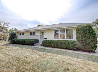 W152N8351 Elm Ln, Menomonee Falls, WI 53051