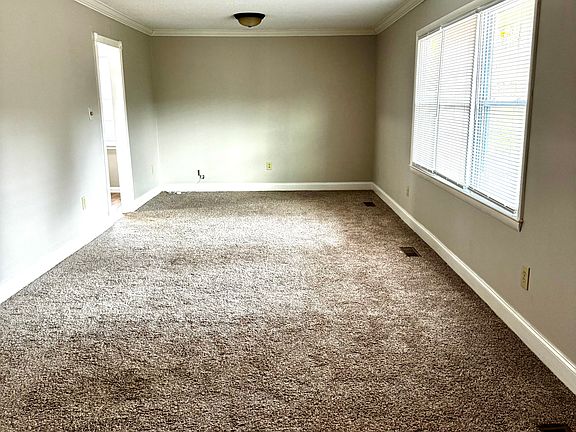 5th image of 9202 Valley Ln SE