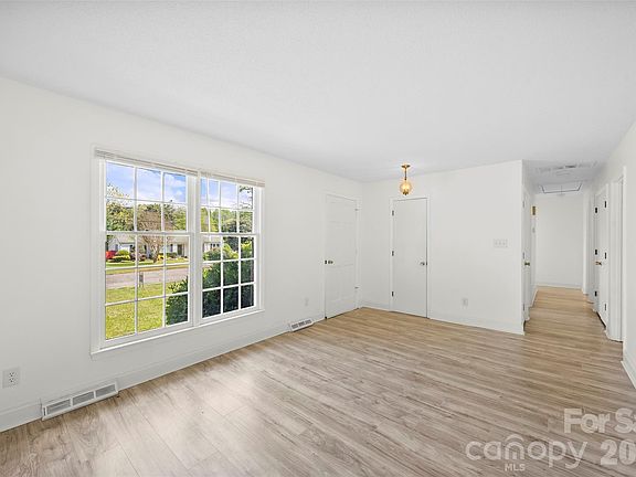 5th image of 425 Whitethorn Dr