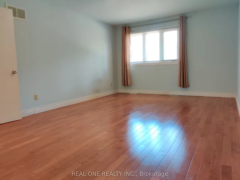 72 Liebeck Cres — Photo 9