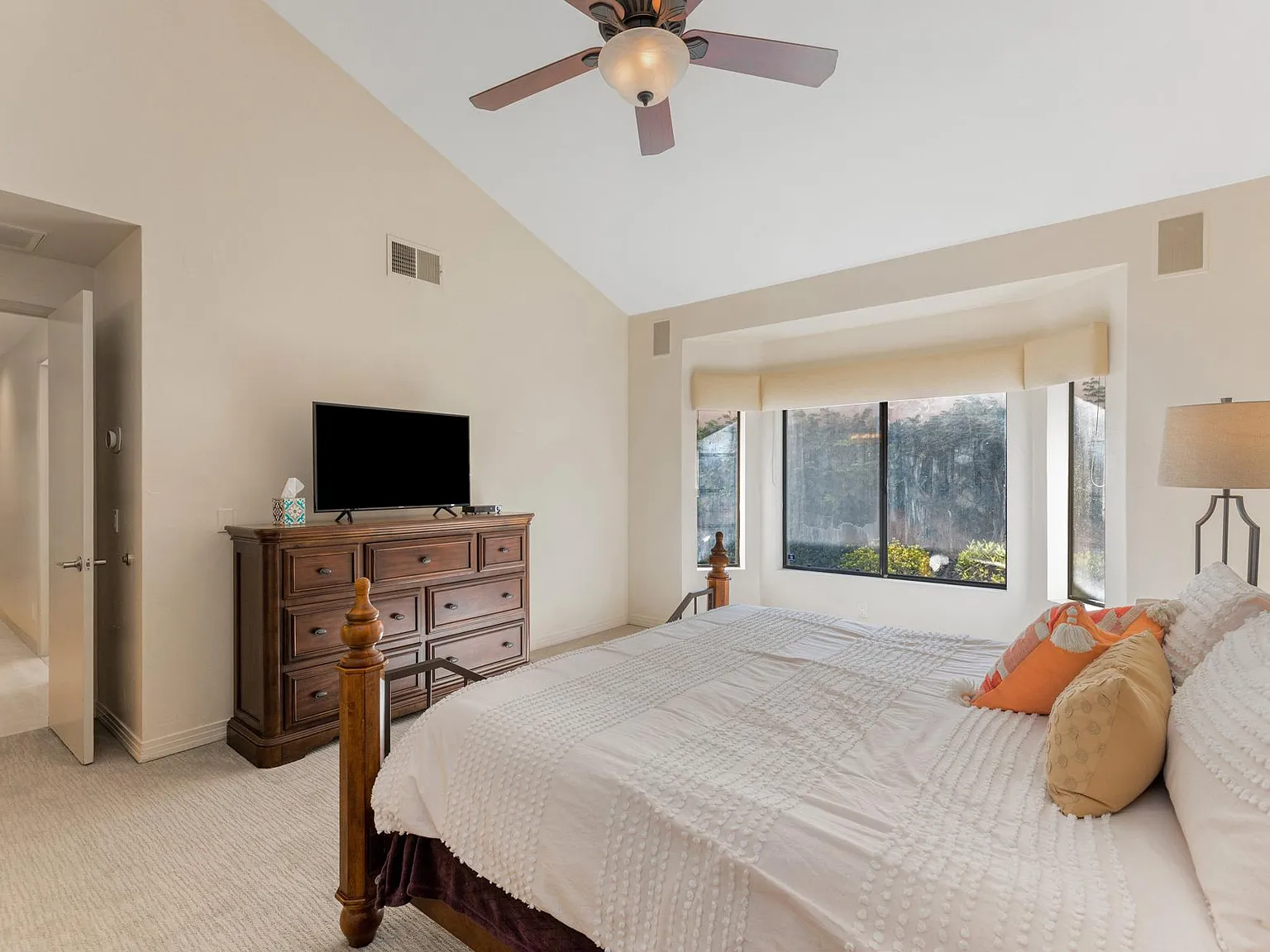 3 bed, 2596 sqft, $8,500 — Photo 3