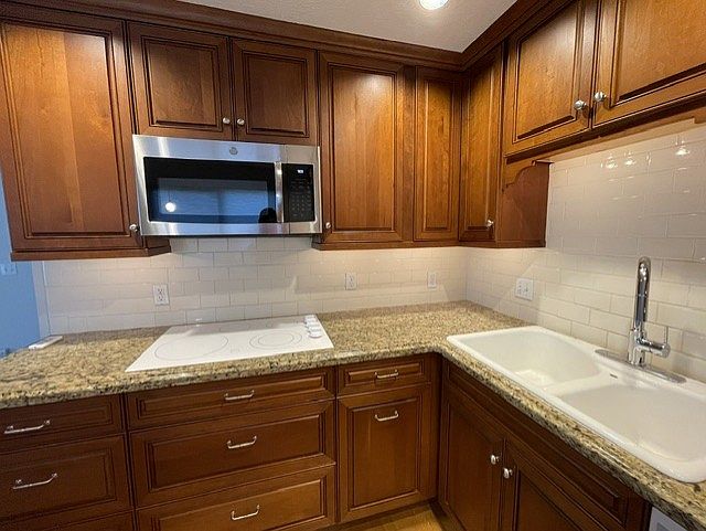 Glass cooktop, under cabinet lighting, storage drawers and pullouts