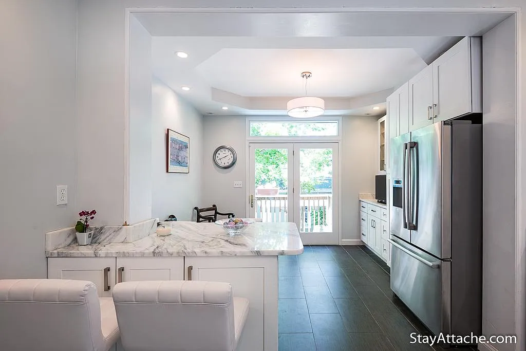 3 bed, 2.5 bath, 3000 sqft, $6,420 — Photo 2