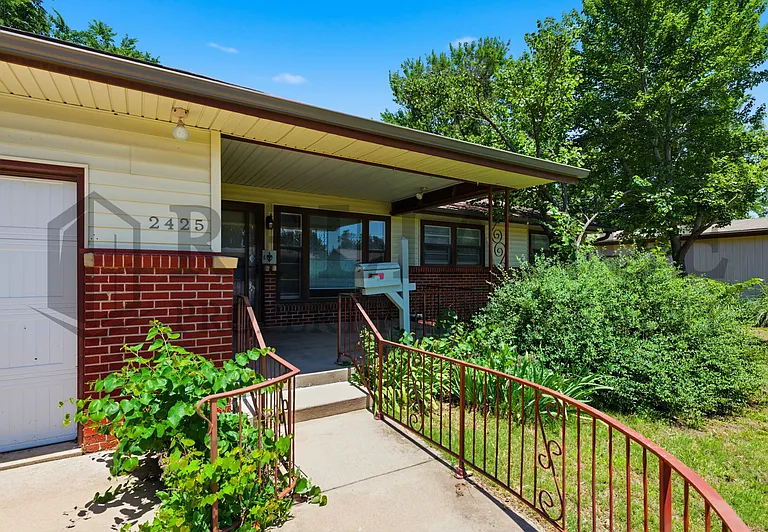 2425 N Marigold Ln — Photo 3