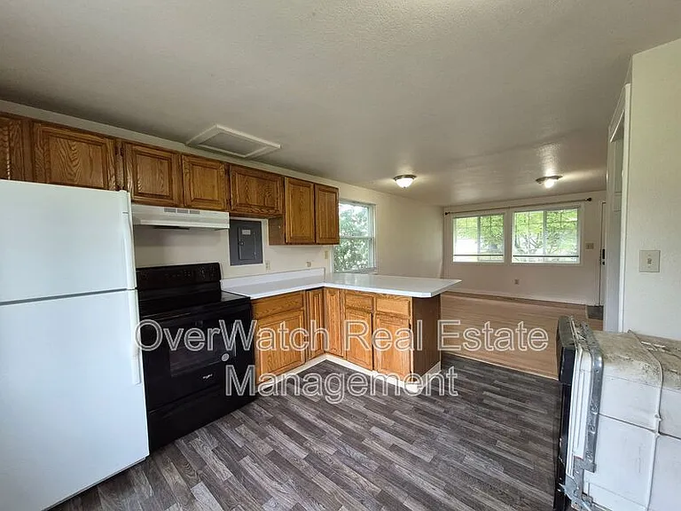 1604 Elmendorf Dr — Photo 3