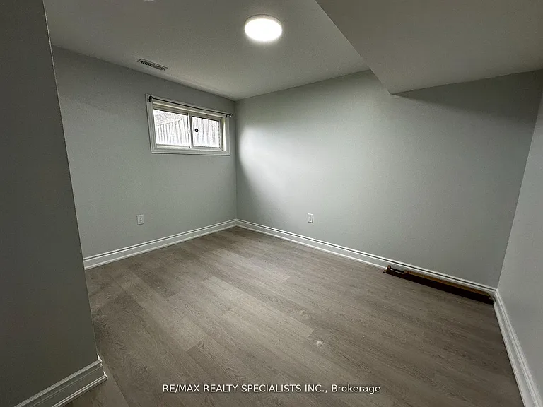 43 Earlsbridge Blvd #LOWER — Photo 5