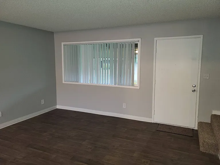 Townhouse Square Apartments — Photo 6