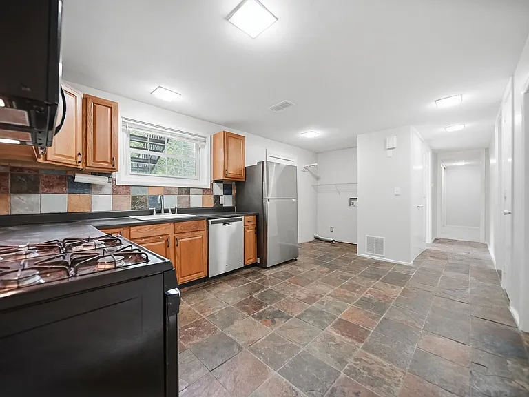 330 3rd St NW — Photo 4