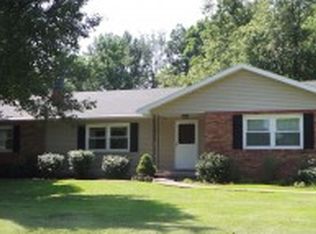 611 N Walnut St, Oakland, IL 61943