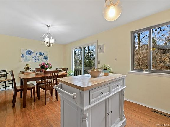 5th image of 19 Conestoga Way #19