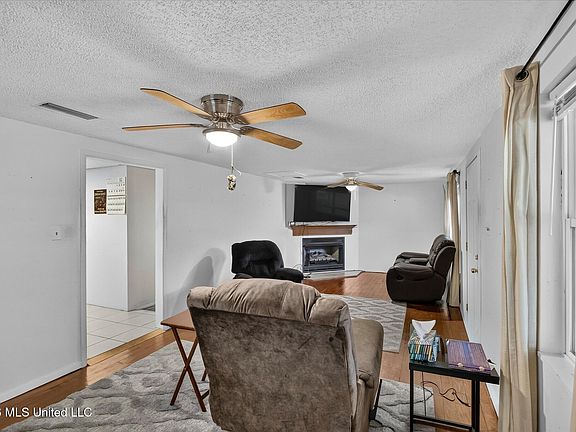 3rd image of 16080 Crestview Dr