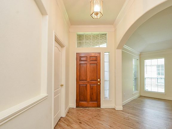 5th image of 427 Sterling Heights Ln