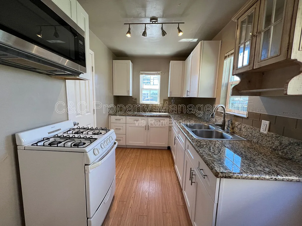 Building Photo - 116 Maple St #1