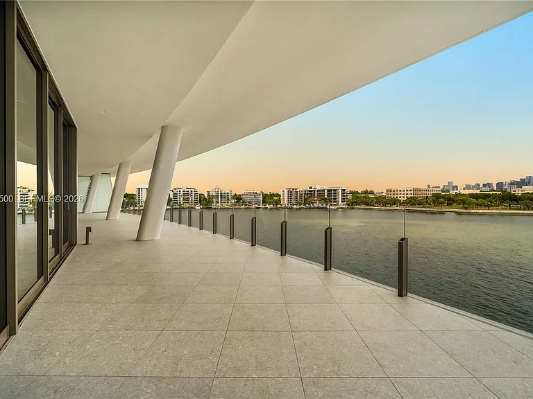 5 Grove Isle Dr — Photo 2