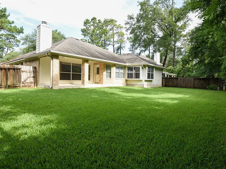 22 Hobbit Glen Dr — Photo 18